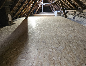 Zateplení stropu rodinného domu pomocí foukané izolace